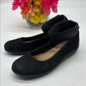 Clarks Collection Black Suede Flat with Ankle Strap Size 6.5 BFL8147D